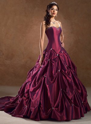 This wedding dress is perfect for an elegant night wedding